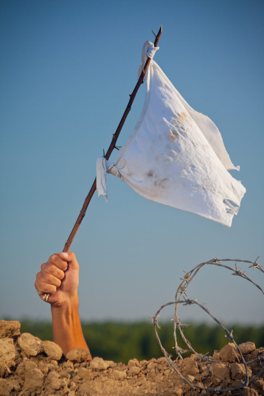 Картинка белый флаг. Белый флаг перемирия. Белый флаг капитуляции. Белые флаги. Человек с белым флагом.